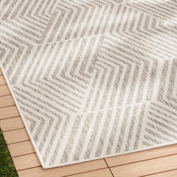 Patio Country Grey/Cream 4 ft. x 5 ft. Ombre Geo Polypropylene Indoor/Outdoor Area Rug