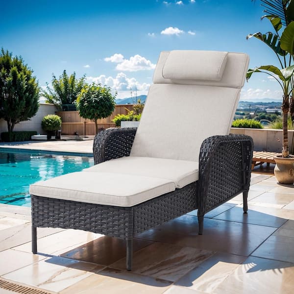 ArcoBay 1-Piece Brown Wicker Outdoor Chaise Lounge Rattan Chaise Lounge with Olefin Beige Cushions