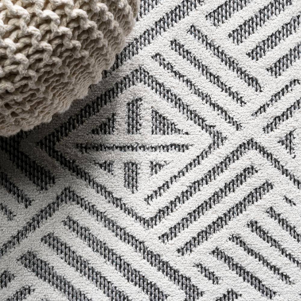 Jordan Ivory Geometric Synthetic 3'x5' Indoor/Outdoor Rug