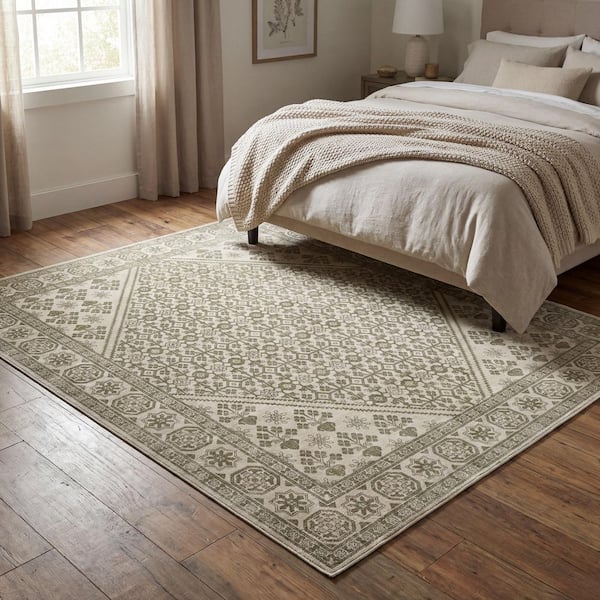 Arlena Green 5 ft. x 7 ft. Traditional Indoor Area Rug