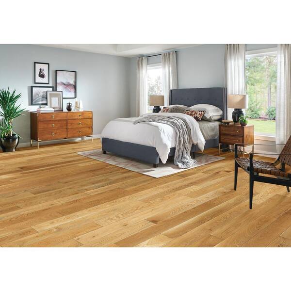 Bruce American Vintage Hazelnut Red Oak 3/4 in. T x 5 in. W Wire Brushed Solid Hardwood Flooring (23.5 sq.ft./ctn)