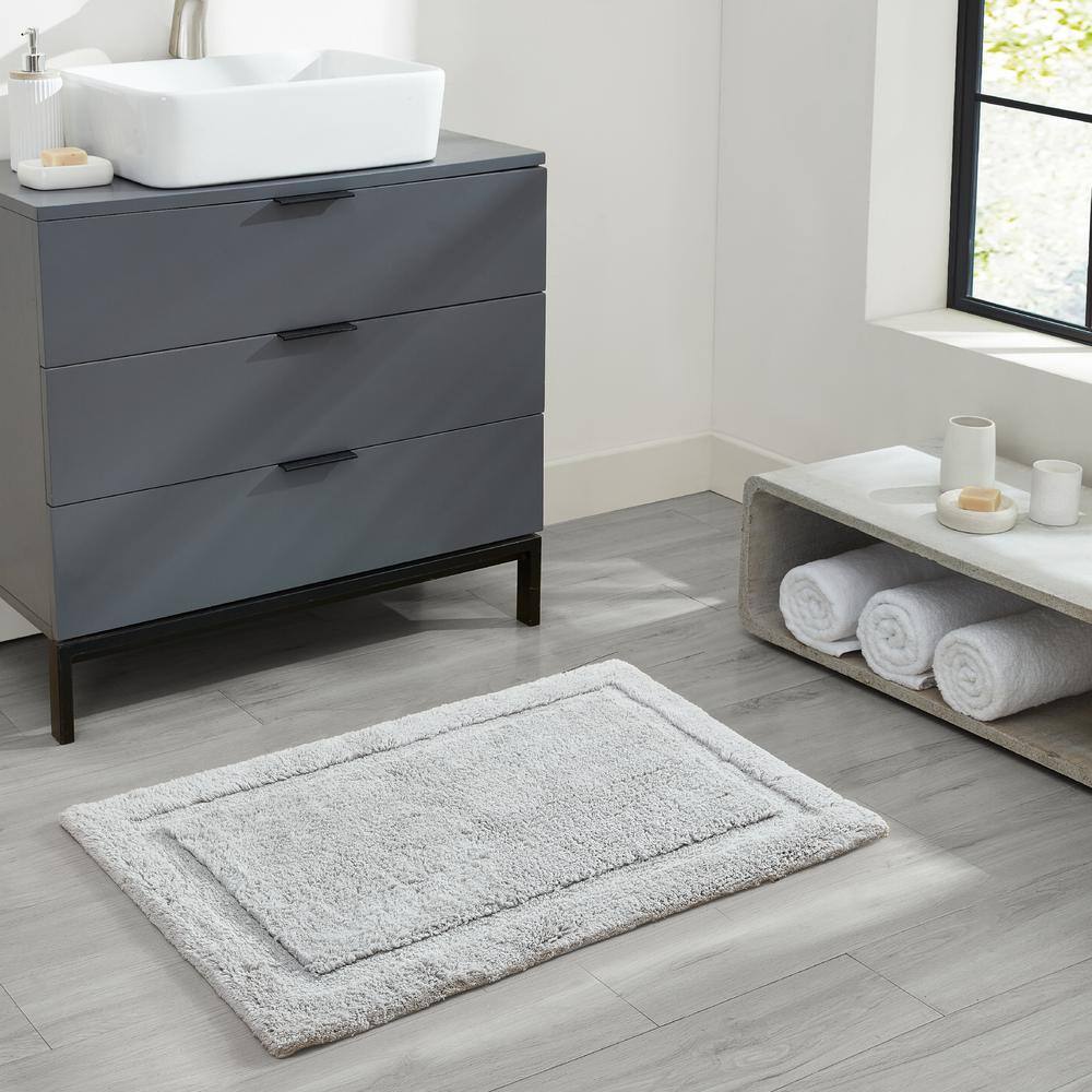 Soft Gray Cotton Plush Bath Mat with Border - 20" x 32"