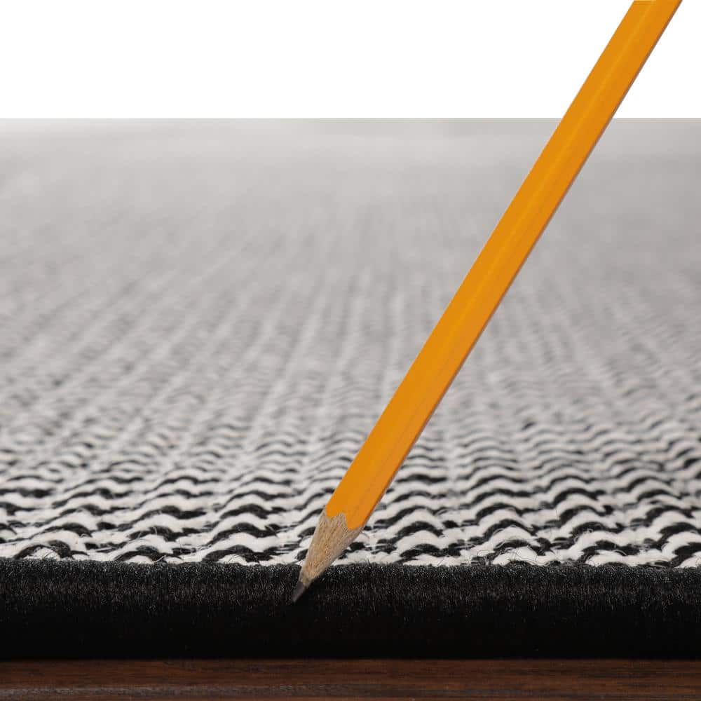 Black and White Houndstooth Reversible Synthetic Rug, 2' x 4'