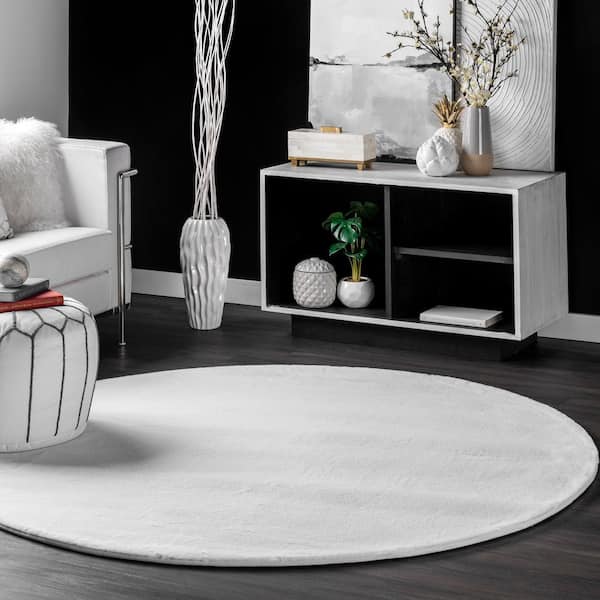 Layne Soft Silky Faux Rabbit Fur White 6 ft. x 6 ft. Indoor Round Rug