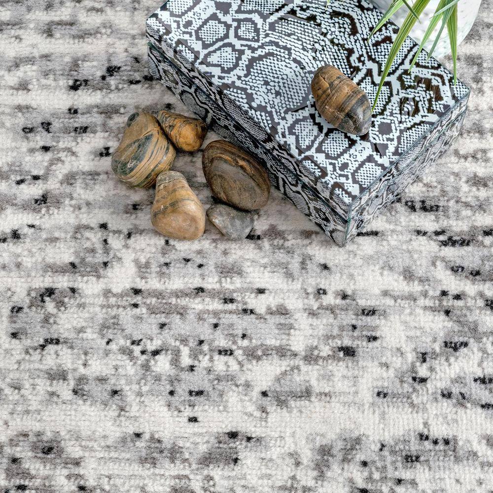 Gray 4' x 6' Synthetic Aztec Pattern Area Rug