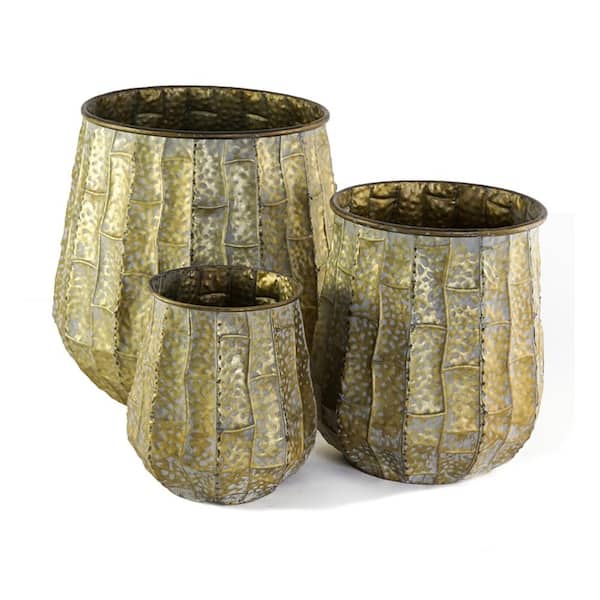 Set of 3 Distressed  Metal Planters, L: 12 x 14 in. M:9 x 11.5 in. S: 6.3 x 8.7 in.