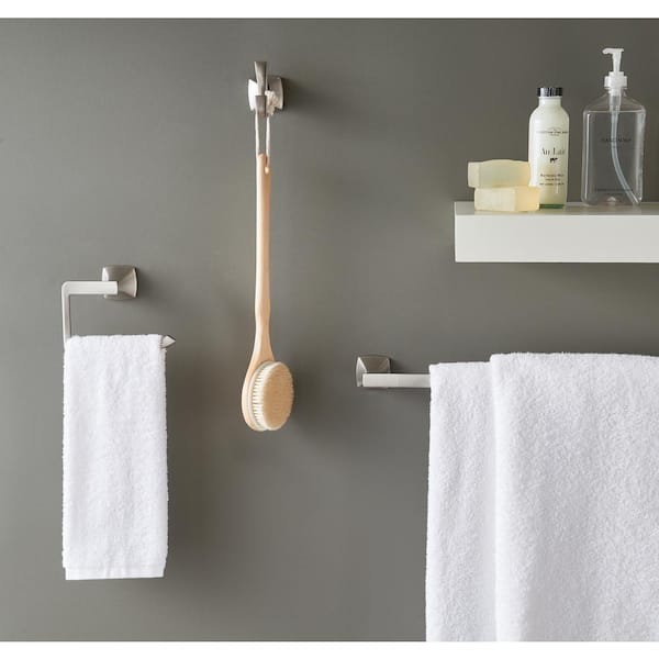 https://images.thdstatic.com/productImages/f8a946f2-8aac-4ca7-b08e-2e0092aa3639/svn/spot-defense-brushed-nickel-pfister-toilet-paper-holders-bph-vnc0gs-4f_600.jpg