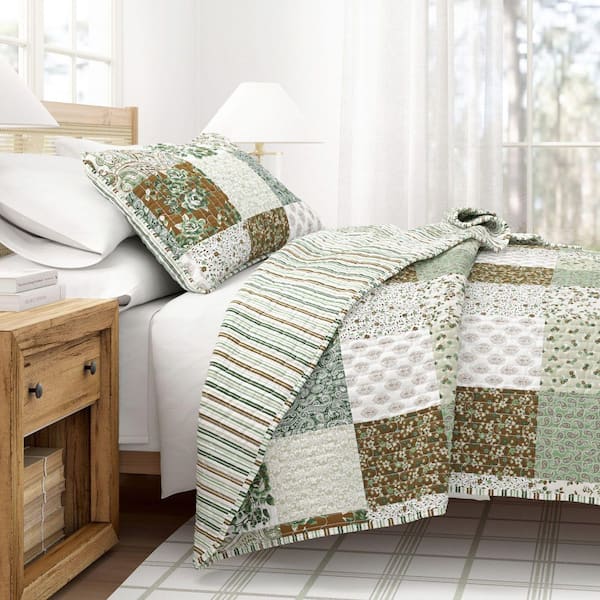 Brown Paisley Patchwork 3-Piece Full / Queen Microfiber Quilt Set