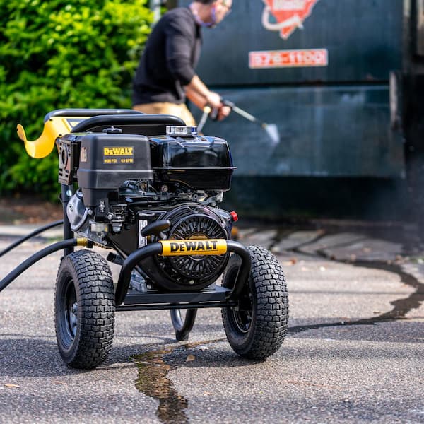 Woods Indvandring markedsføring DEWALT 4400 PSI 4.0 GPM Cold Water Gas Pressure Washer with HONDA GX390  Engine (49-State) DXPW4440 - The Home Depot