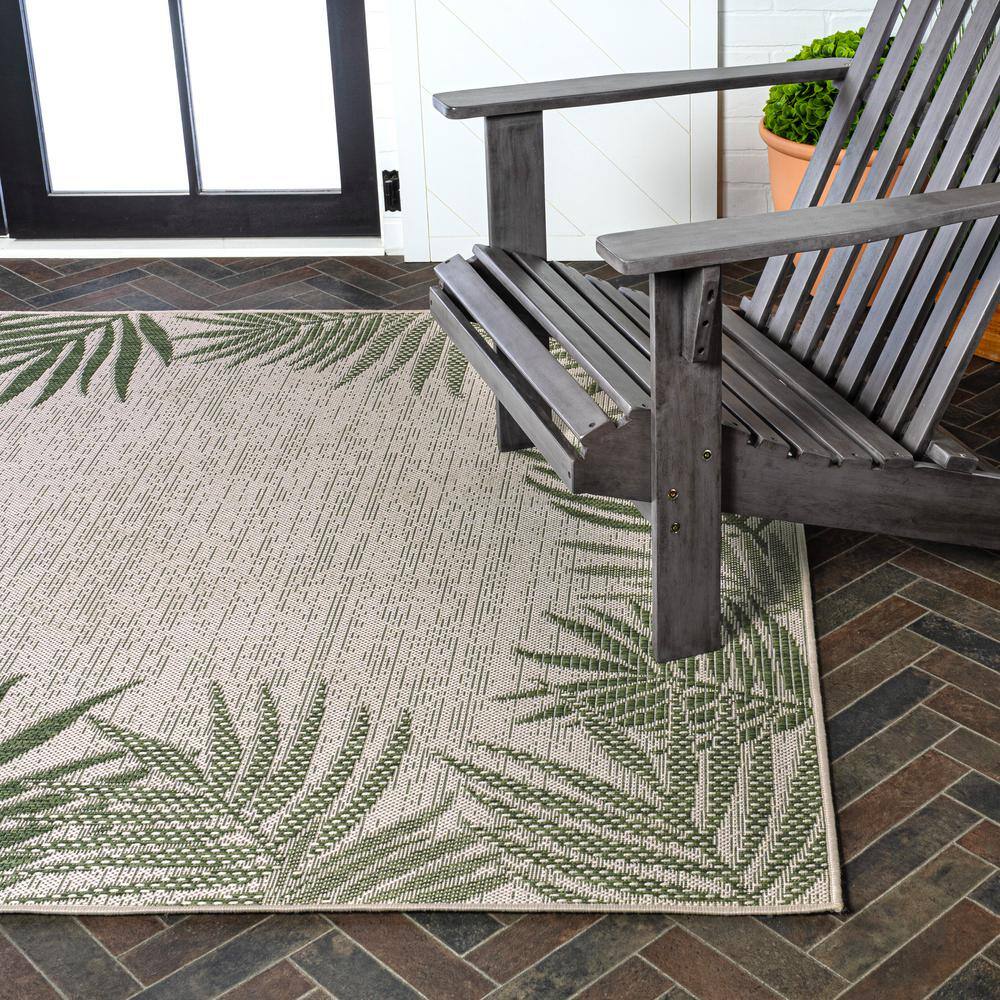 Isla Green and Cream Synthetic 4' x 6' Indoor/Outdoor Area Rug
