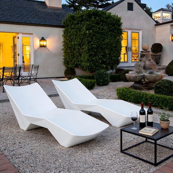 Modern Plastic S-Shaped Outdoor Lounger Chair for Poolside, Garden, and Backyard