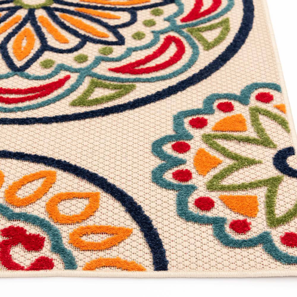 Cream Multicolor Medallion Woven Polypropylene Outdoor Area Rug 2'2" x 3'