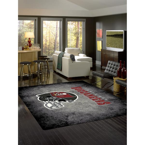 TAMPA BAY BUCCANEERS 6 ft. X 8 ft. DISTRESSED RUG