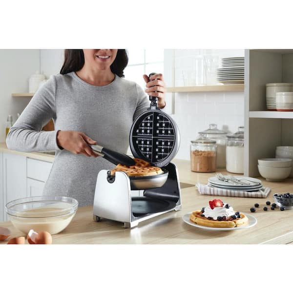 https://images.thdstatic.com/productImages/f9e47806-f668-4743-b6d6-9e2b718a4247/svn/black-stainless-oster-waffle-makers-2109990-fa_600.jpg