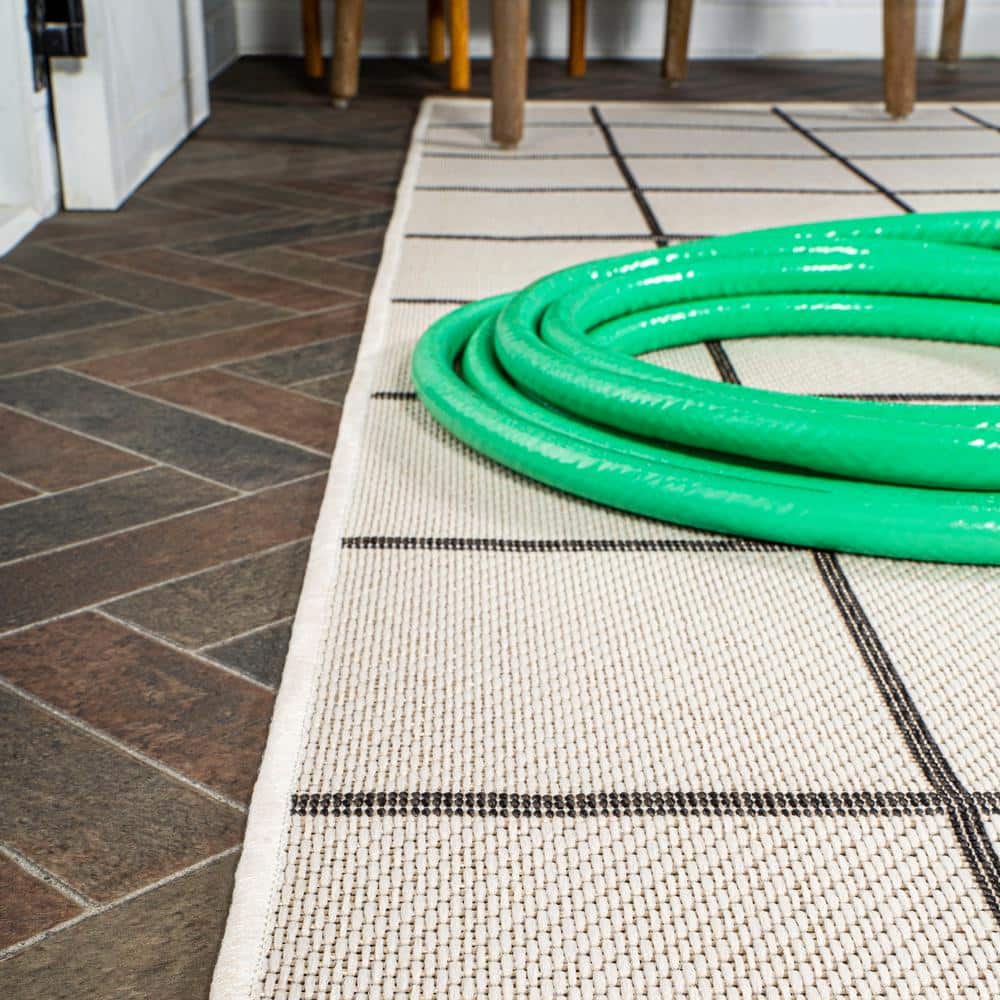 Mid-Century Modern Geometric Black Synthetic Indoor/Outdoor Rug