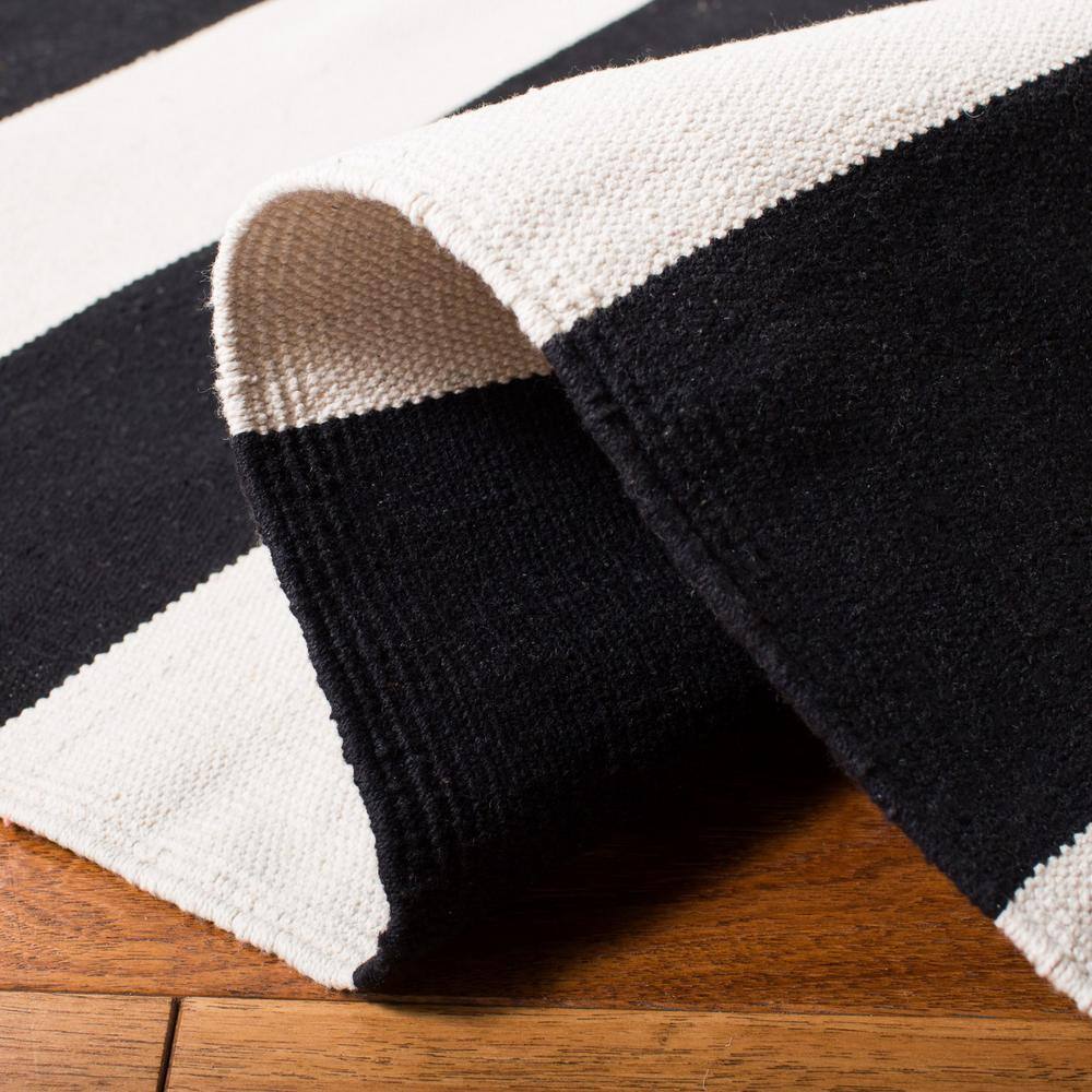 Coastal Charm Black and Ivory Cotton 4' Square Handwoven Rug