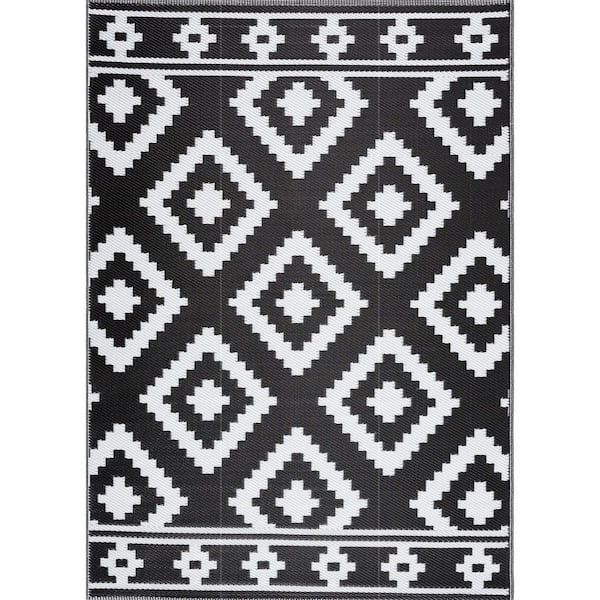 Milan Black and White 5 ft. x 7 ft. Folded Reversible Recycled Plastic Indoor/Outdoor Area Rug-Floor Mat