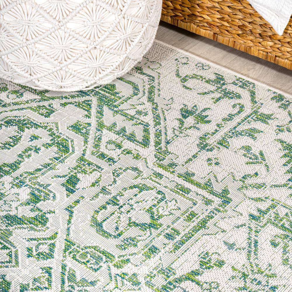 Estrella Green and Cream Synthetic Medallion 4' x 6' Area Rug