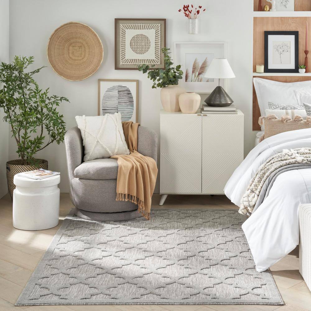 Silver Grey Trellis 6' x 9' Handmade Synthetic Area Rug