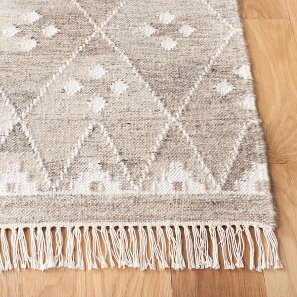 https://images.thdstatic.com/productImages/fb6cb5f7-90bc-4a68-b36d-290dc519b19f/svn/natural-ivory-safavieh-area-rugs-nkm316b-8-c3_600.jpg