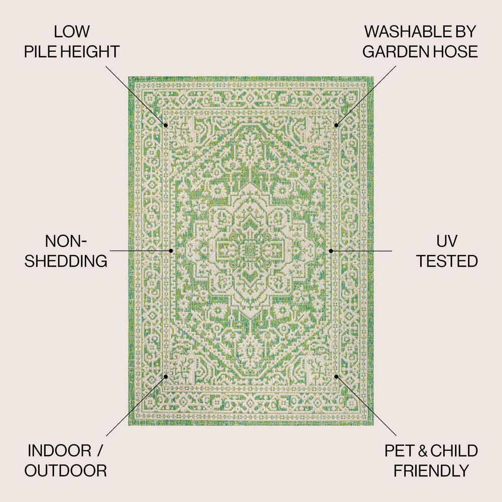 Sinjuri Cream/Green Medallion 4'x6' Synthetic Indoor/Outdoor Rug