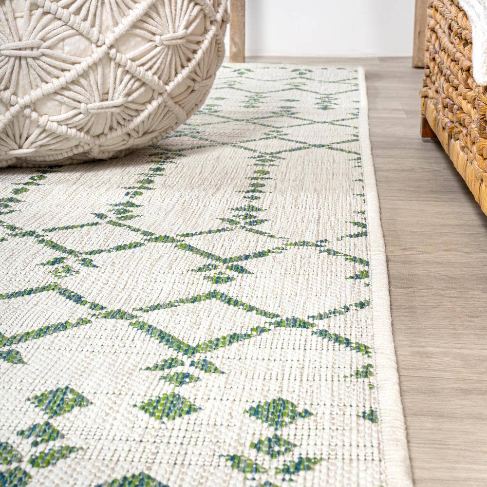 Boho-Chic Green/Ivory Synthetic 5' Round Geometric Outdoor Rug