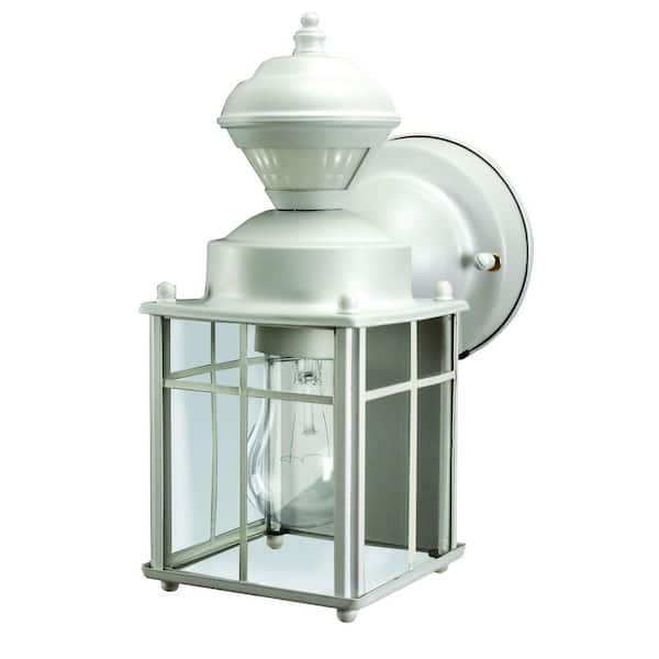 Heath Zenith Bayside Matte White Farmhouse 150-Degree Motion Sensor Outdoor 1-Light Wall Sconce