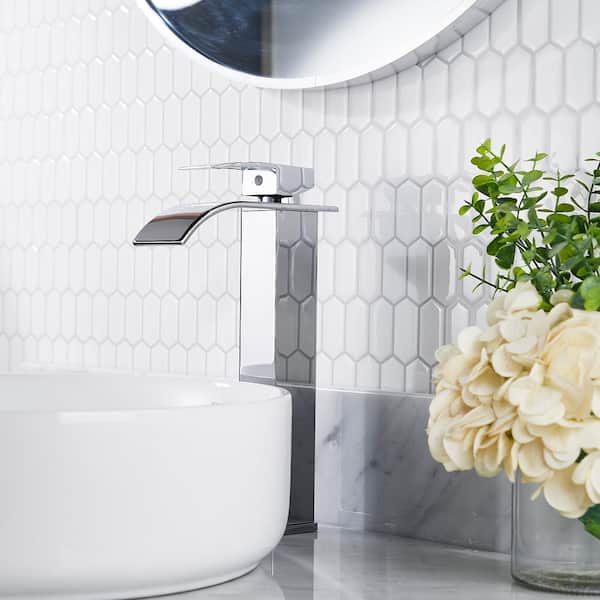 Single Handle Single Hole Bathroom Faucet with Drain Assembly in Chrome