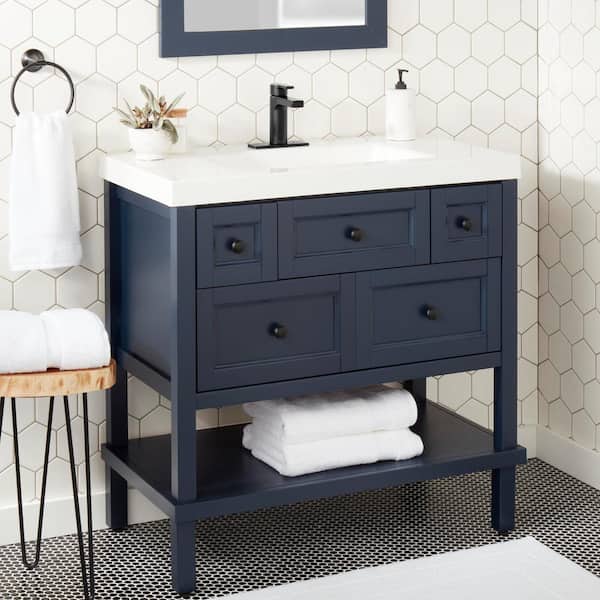 Modern Single-Handle Single Hole Bathroom Faucet in Matte Black