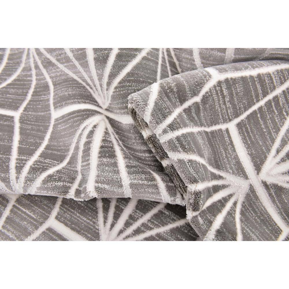 Manhattan Sophisticate Gray Synthetic 9' x 12' Easy-Care Rug