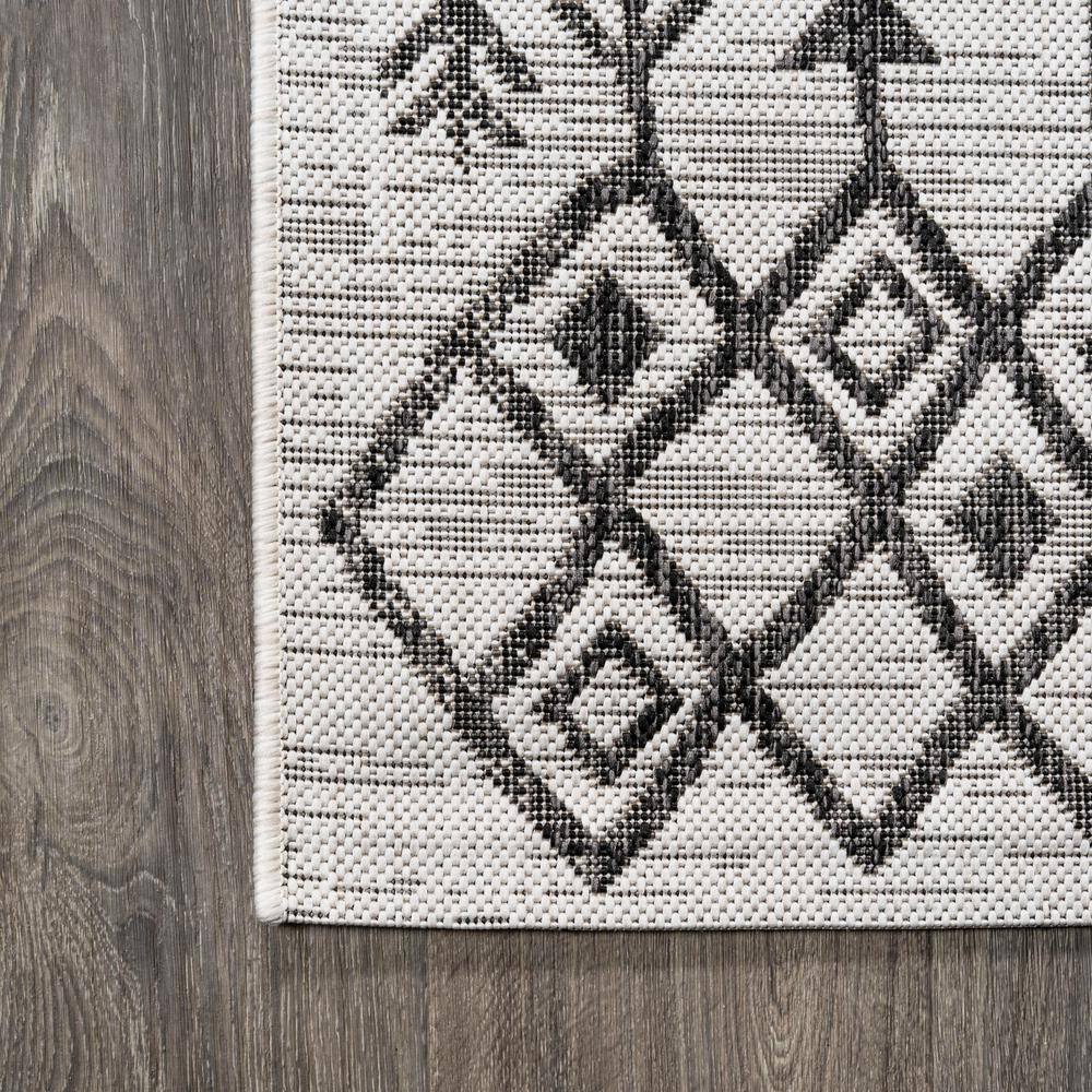 Bohemian Geometric Black/Ivory Synthetic 4' x 6' Easy-Care Rug