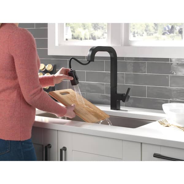 Delta Junction Single-Handle Pull-Down Sprayer Kitchen Faucet [with  MagnaTite Docking] in Matte Black 19825LF-BL - The Home Depot
