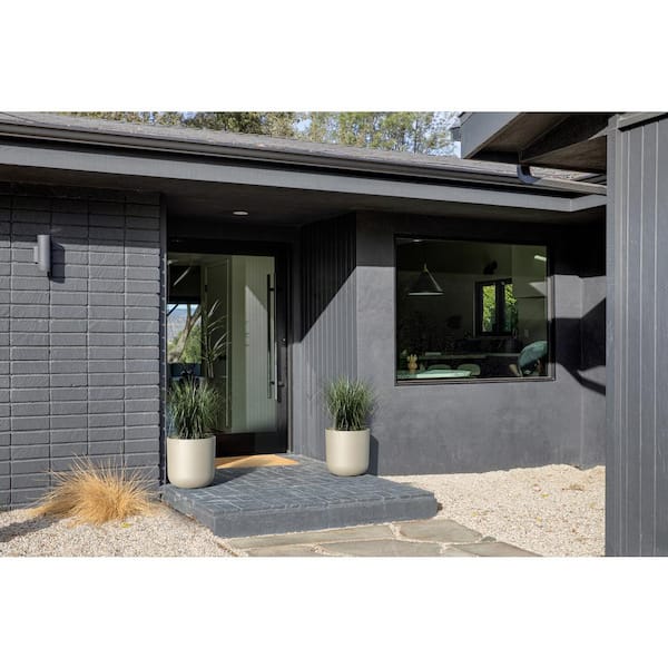 Kona Medium Sand Plastic Round Planter with Drainage Holes (15 in. L x 15 in. W x 15.25 in. H) (2-Pack)