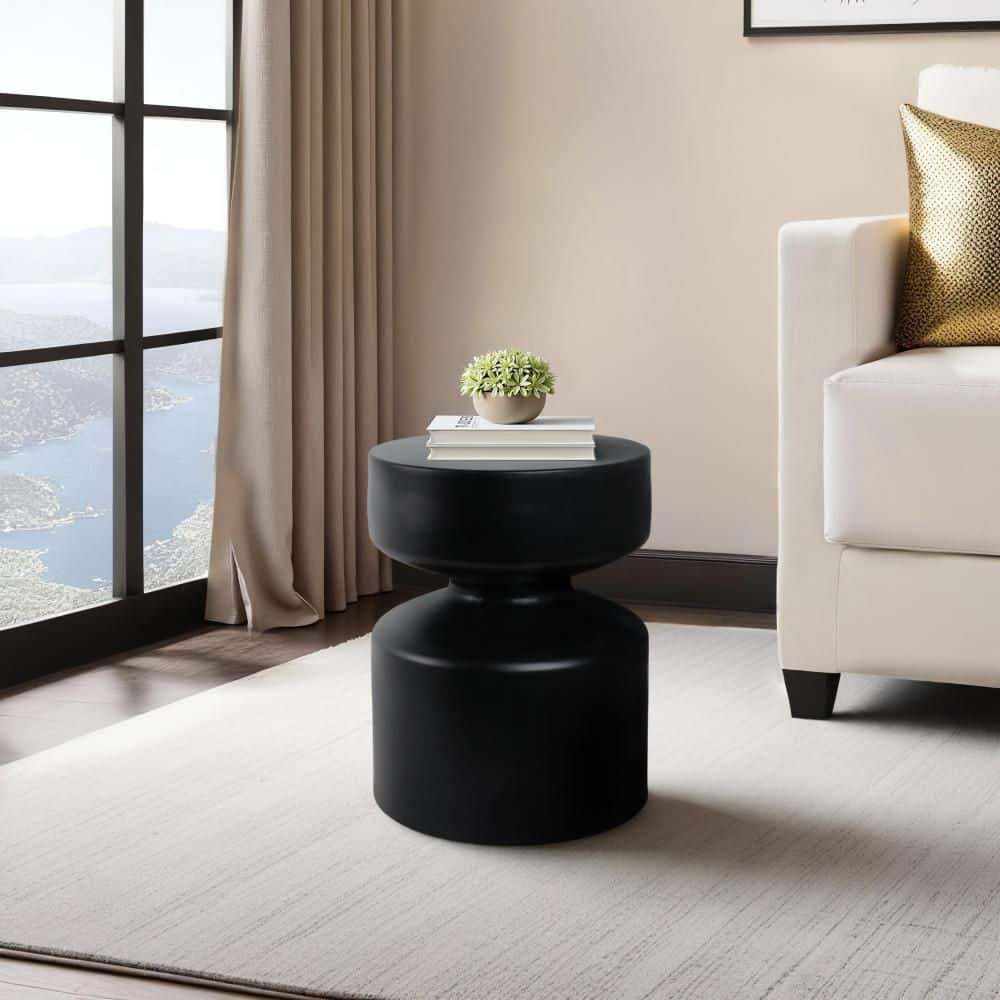 Liv & Skye Black 13.25 in. x 17.75 in. Metal Round Pawn Shaped