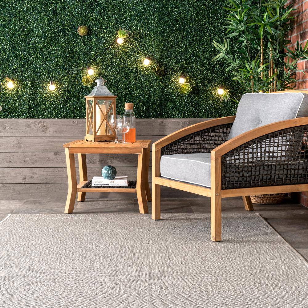 Gray Geometric 4' x 6' Reversible Synthetic Area Rug
