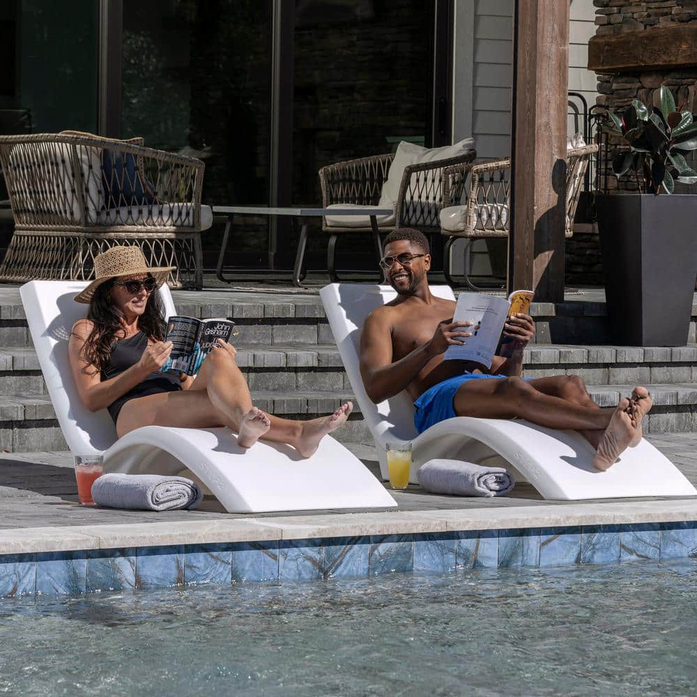 White Resin Ergonomic Poolside Chaise Lounger with Cushions