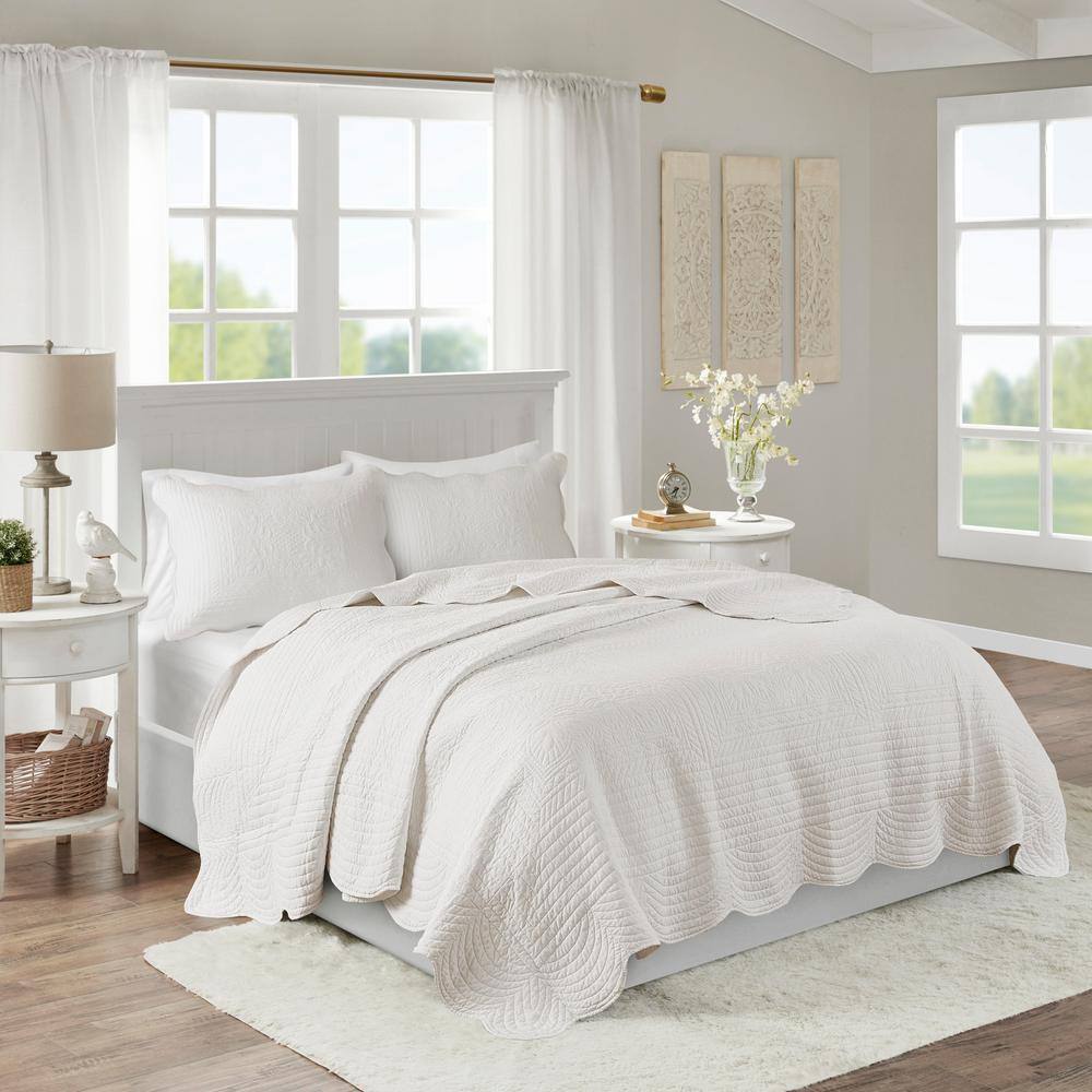 White Full Microfiber Reversible Scalloped Edge Quilt Set