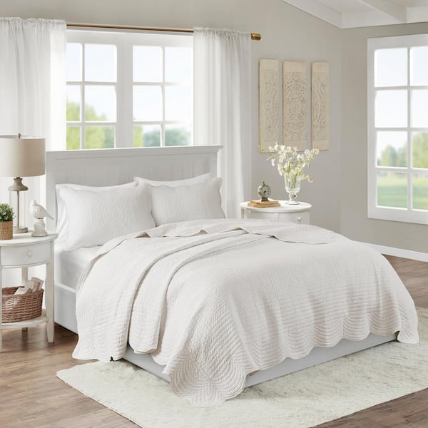 Marino 3-Piece White Reversible Scalloped Edge Microfiber King/Cal King Quilt Set