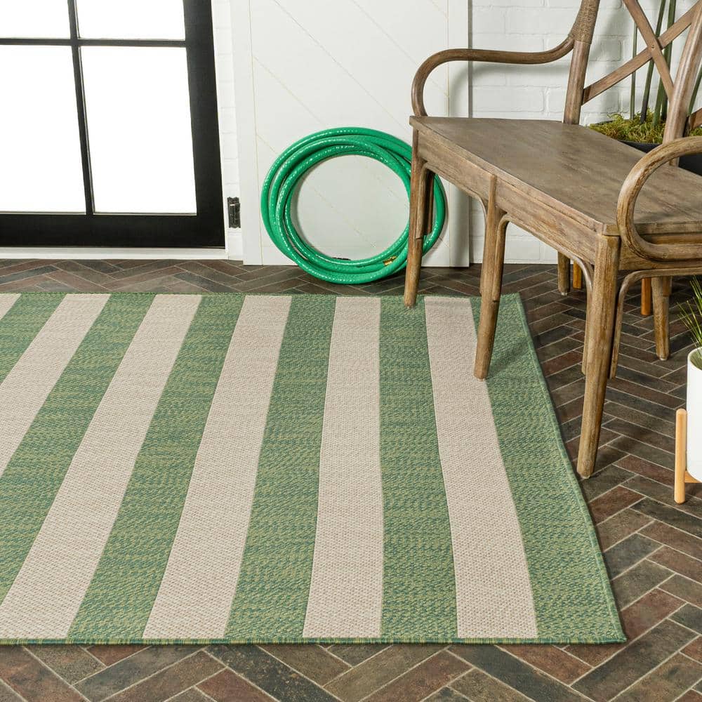 Black and White Synthetic Stripe 4' x 6' Reversible Rug