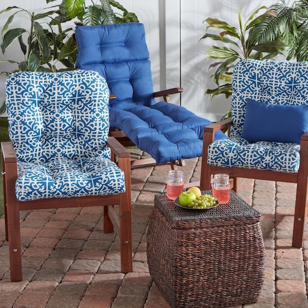 https://images.thdstatic.com/productImages/feb762ce-ae31-4c35-9ae0-9fb2ff842b05/svn/greendale-home-fashions-outdoor-dining-chair-cushions-oc5815-indigo-31_600.jpg