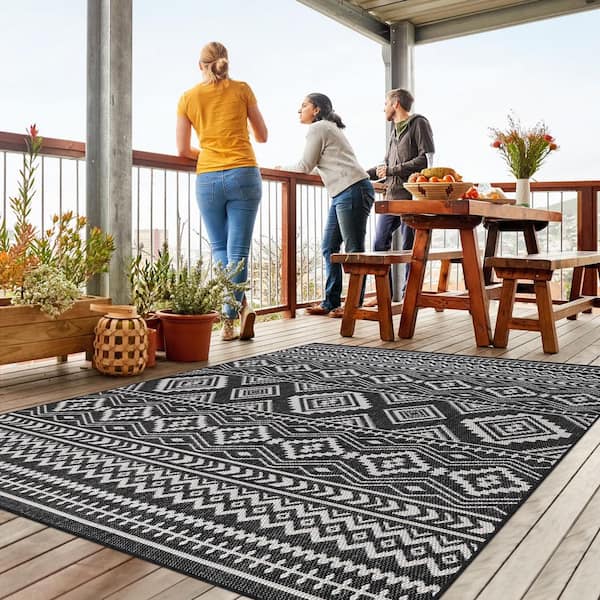 https://images.thdstatic.com/productImages/ff11b5b6-a315-4076-ae84-12315a7f20ea/svn/black-white-beverly-rug-outdoor-rugs-hd-wkk20945-2x3-44_600.jpg
