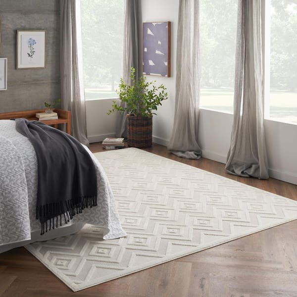 Versatile Ivory/White 7 ft. x 10 ft. Diamond Geometric Indoor Outdoor Area Rug