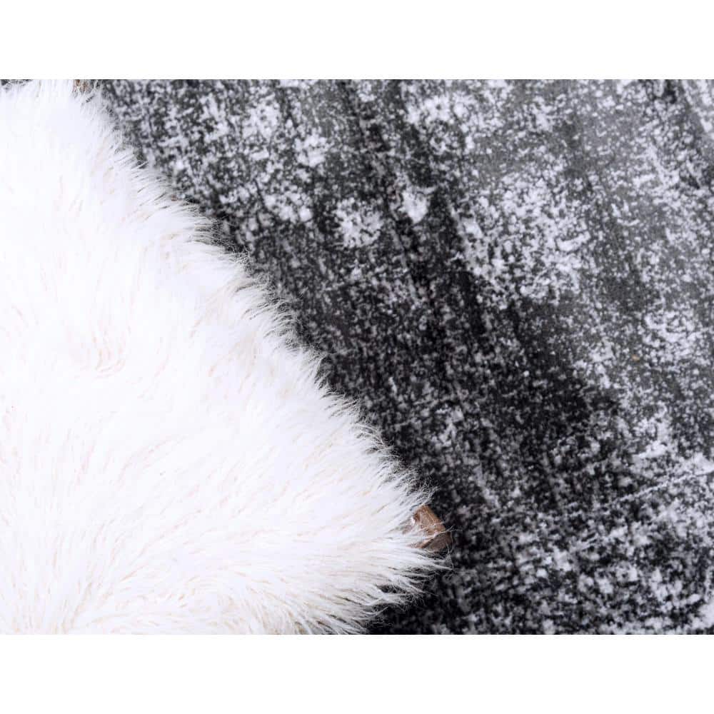 Casino Sofia Octagon Easy-Care Stain-Resistant Rug in Dark Gray