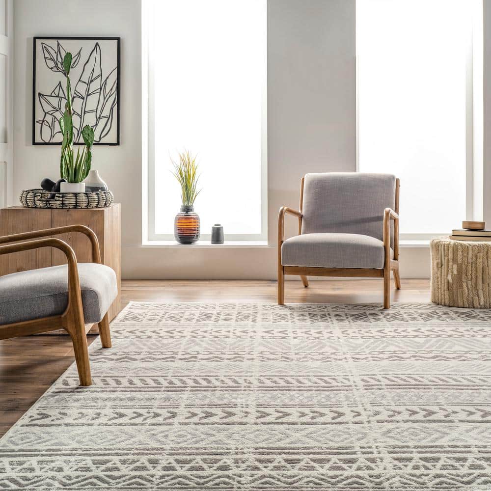 Modern Light Grey Tribal Motif 5' x 8' Synthetic Area Rug